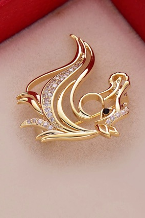 Gold Hollow Horse Head Brooch Sparkling Rhinestone Lapel Pin
